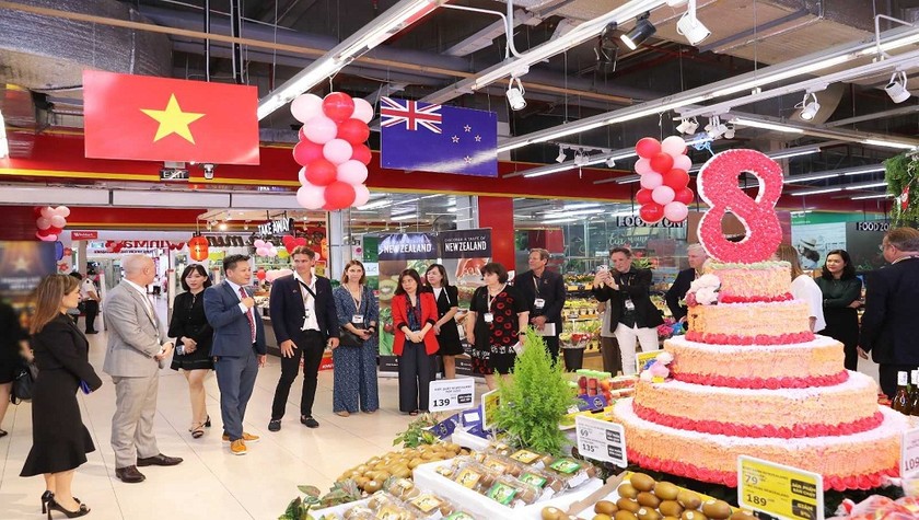 Tổng Lãnh sự quán New Zealand cùng các nhà cung cấp nước này thăm và làm việc tại WinMart Times City.
