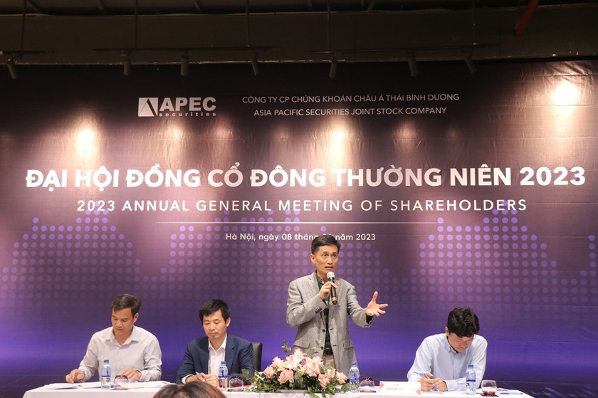 Tổng giám đốc APS Nguyễn Đỗ Lăng trả lời câu hỏi của cổ đông