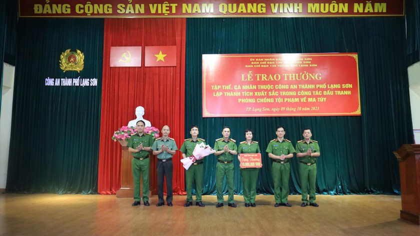 Đại tá Nguyễn Minh Tuấn, Phó Giám đốc Công an tỉnh Lạng Sơn, Phó Trưởng Ban Thường trực Ban chỉ đạo 138 tỉnh Lạng Sơn đã biểu dương thành tích xuất sắc của lực lượng công an tỉnh và công an TP Lạng Sơn (Ảnh: Công an tỉnh Lạng Sơn).