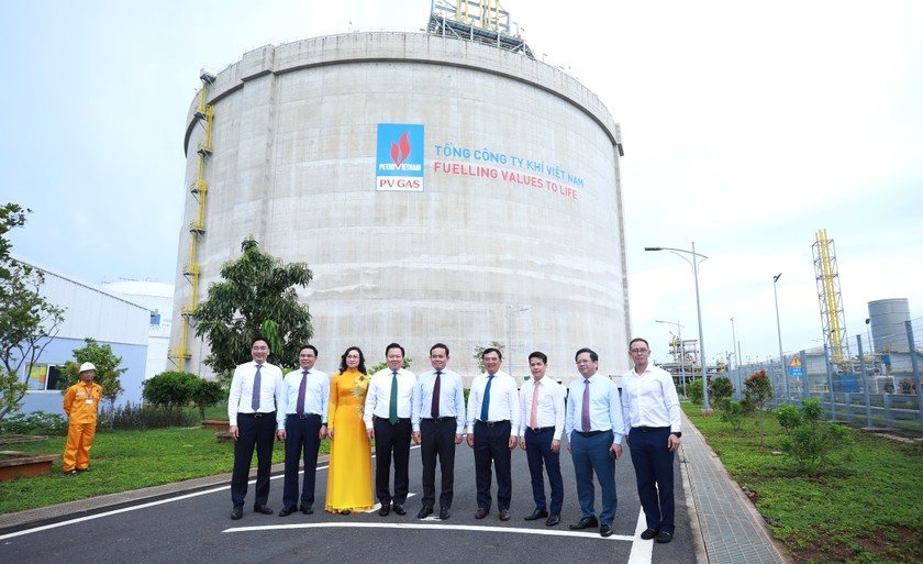 Kho cảng LNG tại Vũng Tàu của PV GAS vừa được khánh thành, được lãnh đạo Chính phủ đến thăm.