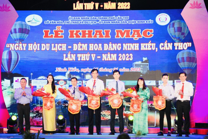 Lung linh đêm hội hoa đăng Ninh Kiều ảnh 2