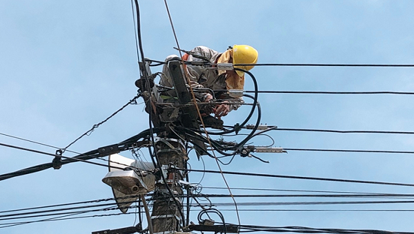 Công nhân công ty Điện lực Hải Dương sửa chữa đường dây trong những ngày nắng nóng đỉnh điểm.