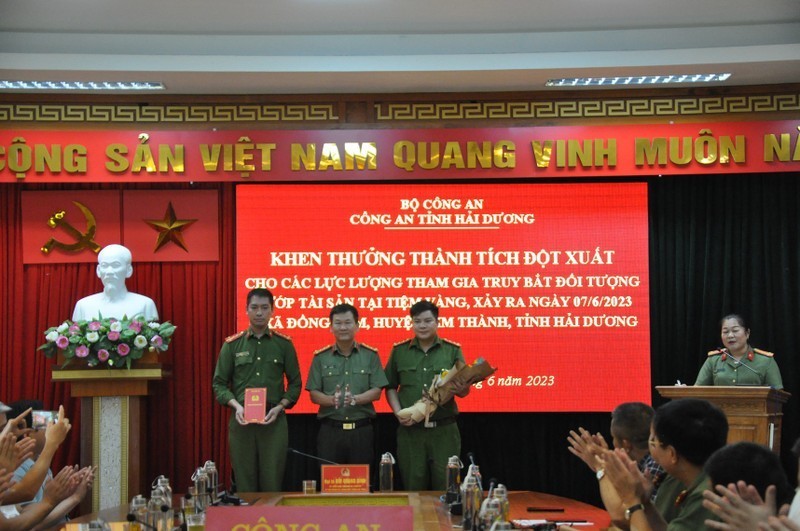 Đại tá Bùi Quang Bình, Giám đốc Công an tỉnh Hải Dương đã tổ chức trao thưởng cho các lực lượng phá án