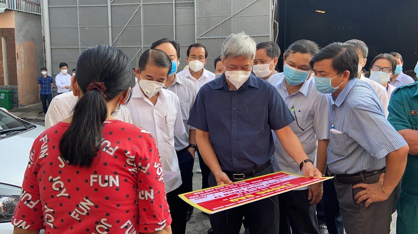Đoàn công tác của Bộ Y tế kiểm tra công tác phòng chống dịch COVID-19 tại một khu nhà trọ trên địa bàn TP Biên Hòa (Đồng Nai).