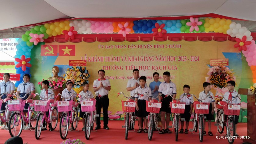 Đại diện Báo Pháp luật Việt Nam, Văn phòng đại diện ĐNB trao tặng 50 xe đạp cho học sinh nghèo