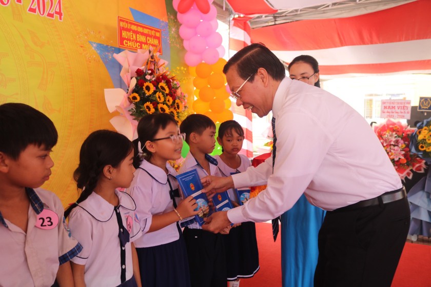 Chủ tịch UBND TP HCM Phan Văn Mãi trao 27 suất học bổng cho học sinh giỏi