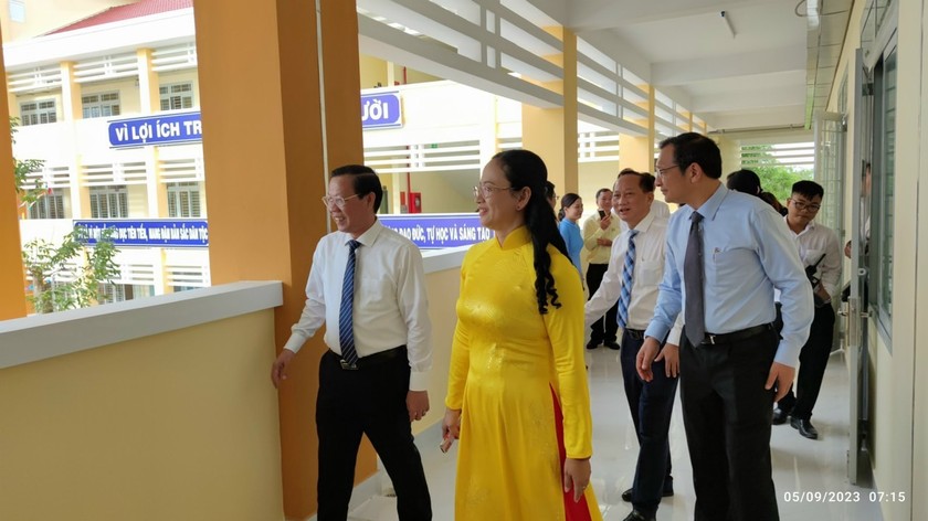 Ông Phan Văn Mãi thăm cơ sở vật chất của trường tiểu học Rạch Già