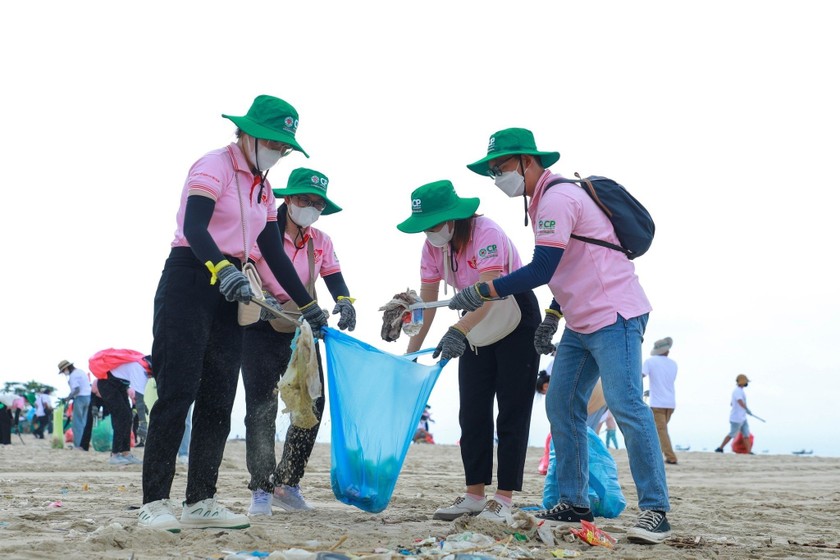 Các tình nguyện viên hăng say làm sạch bờ biển thị trấn Long Hải. ảnh 3