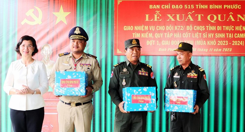 Bà Trần Tuyết Minh, Phó Chủ tịch UBND tỉnh, Trưởng ban Chỉ đạo 515 tỉnh Bình Phước tặng quà cho Ban chuyên trách Campuchia.