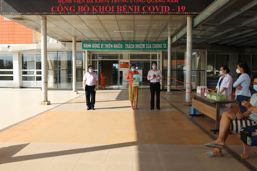 Ngành Y tế địa phương tổ chức xuất viện cho 10 bệnh nhân chữa khỏi COVID-19.