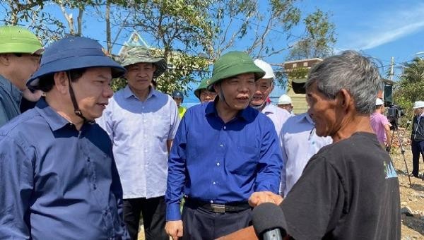 Bộ trưởng Bộ NN&PTNT Nguyễn Xuân Cường và đoàn công tác thăm hỏi người dân vùng lũ. 
