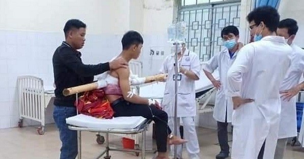 Nam thanh niên bị thanh một đoạn cây keo đâm xuyên người cấp cứu Bệnh viện.