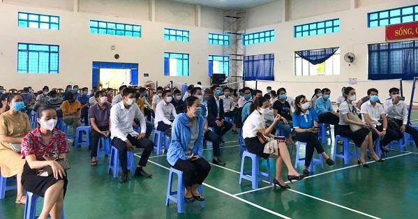 Một số nhân viên của doanh nghiệp bất động sản đi tiêm vaccine COVID-19 tại Nhà đa năng Trường Cao đẳng Y tế Quảng Nam.