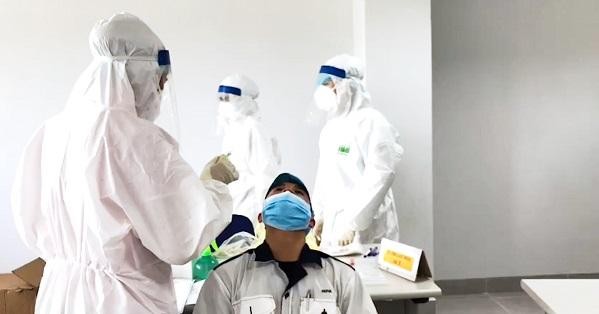 Nhân viên y tế lấy mẫu xét nghiệm sàng lọc COVID-19 cho công nhân Công ty Hoya Lens – Chi nhánh Quảng Ngãi.