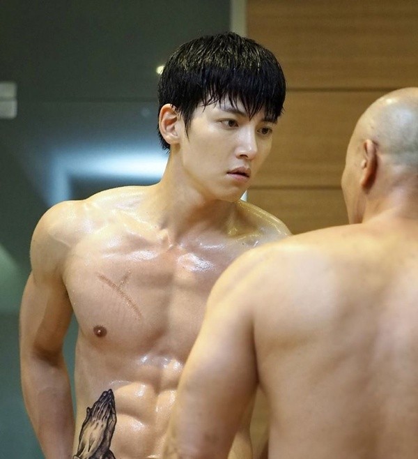 Ji Chang Wook khoe body chuẩn chỉnh trên màn ảnh  2sao