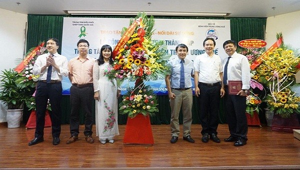 Lãnh đạo Bệnh viện Trung ương Huế và Trung tâm ĐPGT Quốc gia cùng các đại biểu tại Lễ công bố quyết định thành lập Trung tâm ghép tạng Bệnh viện Trung ương Huế.