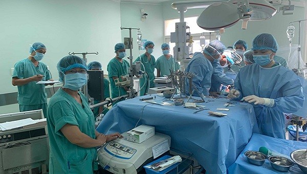 Ê-kip y, bác sĩ Bệnh viện Trung ương Huế tiến hành ghép tạng cho bệnh nhân.