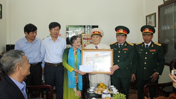  Tại nhà riêng, Đại tá Phan Gia Thuận, phó Bí thư Đảng ủy, Chính ủy Bộ chỉ huy quân sự tỉnh chúc mừng Trung tá Lâm Quang Hà  được trao tặng phần thưởng cao quý của Đảng và Nhà nước.