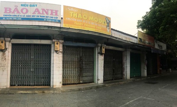 Các cửa hàng trên đường Mai Thúc Loan đóng kín cửa phòng dịch