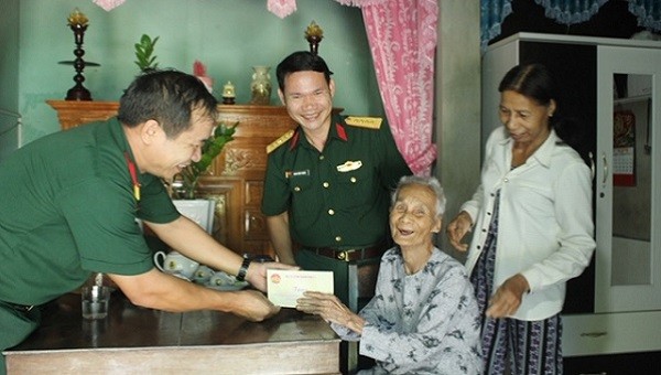 Thượng tá Trần Đình Quang, Phó Chủ nhiệm Chính trị, Bộ Chỉ huy quân sự tỉnh tặng quà Bà mẹ Việt Nam Anh hùng Nguyễn Thị Lé.