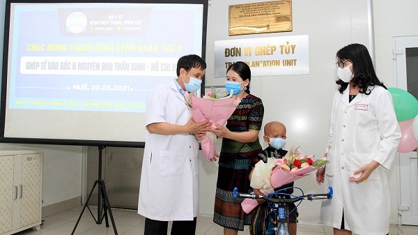 GS Phạm Như Hiệp - Giám đốc Bệnh viện Trung ương Huế chúc mừng cháu Hồ Chi N. xuất viện.
