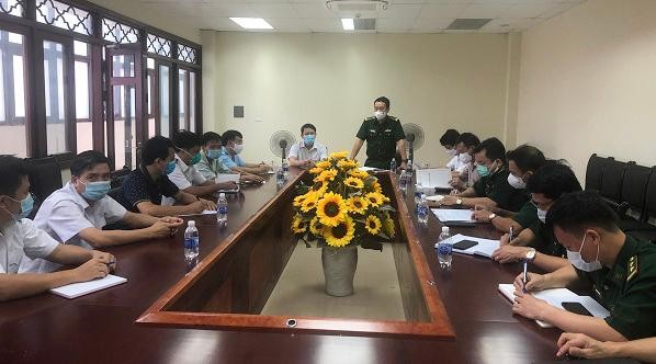 Lực lượng Bộ đội Biên phòng Quảng Bình và các lực lượng chức năng tổ chức cuộc họp khẩn chiều tối 31/7.