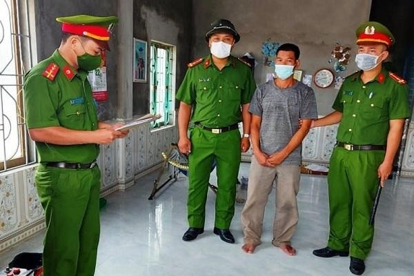 Công an huyện Lệ Thủy đọc lệnh bắt tạm giam đối với Nguyễn Quang Trung.