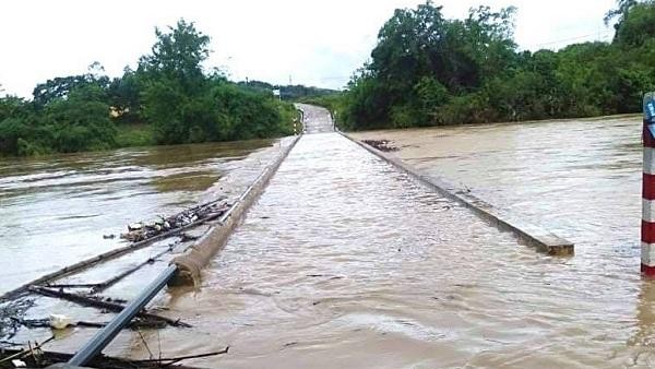Mưa lớn kéo dài khiến nhiều khu vực ngầm tràn tại Quảng Bình bị ngập sâu, gây chia cắt.
