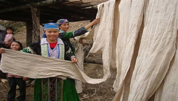Váy áo lanh - tinh hoa văn hóa người Mông ở Cao Bằng