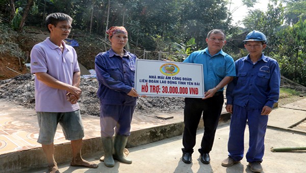 Chị Bạch Thị Hằng, công nhân Đội giao thông và dịch vụ huyện Trấn Yên được nhận hỗ trợ xây dựng nhà "Mái ấm công đoàn" của Liên đoàn lao động huyện