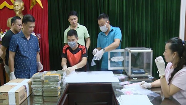Lực lượng chức năng tỉnh Thái Nguyên kiểm tra tang vật trong một vụ buôn bán, vận chuyển ma túy.