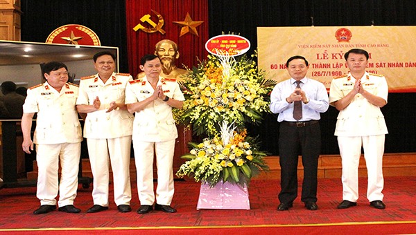 Phó Bí thư Thường trực Tỉnh ủy Cao Bằng tặng hoa chúc mừng VKSND tỉnh.