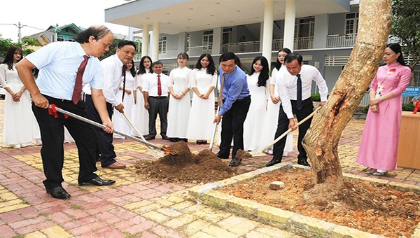 Phó Bí thư Thường trực Tỉnh ủy Triệu Đình Lê trồng cây lưu niệm tại Trường THPT Chuyên