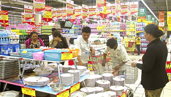 Hàng Việt được bày bán rộng khắp các gian hàng và ngày càng được người tiêu dùng ưa chuộng.