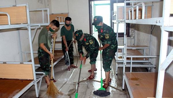 Cán bộ, chiến sĩ Bộ Chỉ huy Quân sự tỉnh tiến hành dọn dẹp vệ sinh tại khu cách ly tập trung ở ký túc xá Trường Cao đẳng Kinh tế Kỹ thuật, Thái Nguyên.