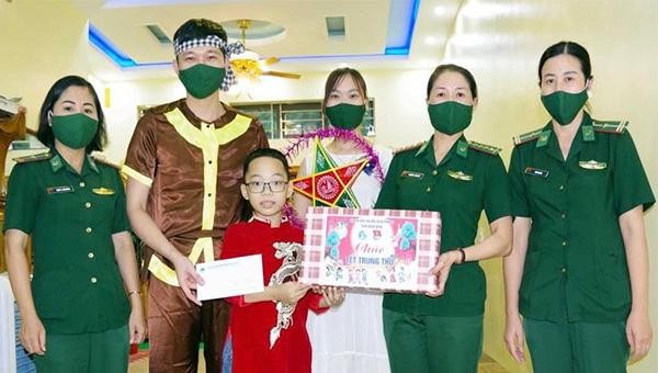 Cán bộ phụ nữ và cán bộ đoàn (Bộ đội Biên phòng tỉnh Điện Biên) trao quà cho các em thiếu nhi. Nguồn: Báo Điện Biên Phủ