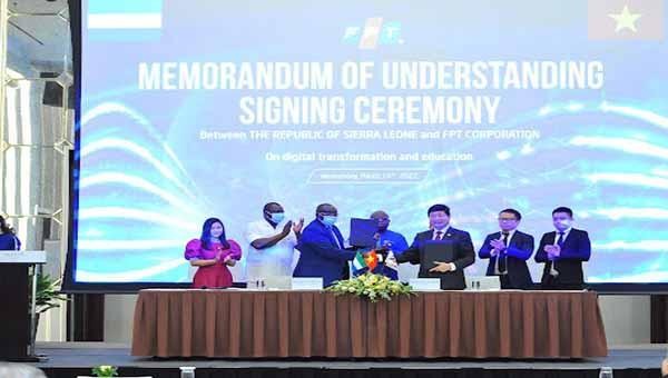 Bộ trưởng Chủ nhiệm Văn phòng Tổng thống Jacob Jusu Saffa và Chủ tịch Hội đồng quản trị FPT Trương Gia Bình ký kết hỏa thuận hợp tác