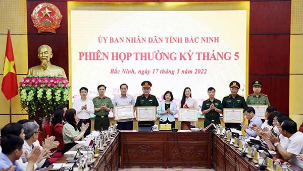 Chủ tịch UBND tỉnh Nguyễn Hương Giang trao Bằng khen cho các tập thể, cá nhân