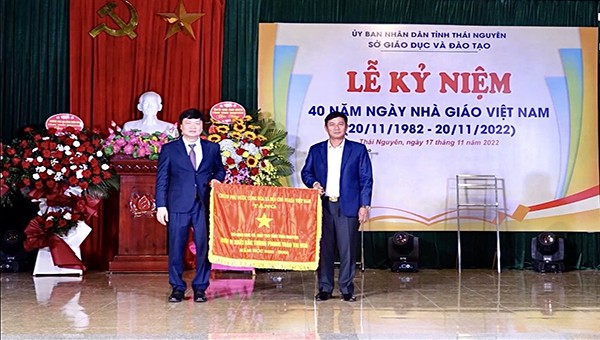 Ông Phạm Thái Hanh trao Cờ thi đua của Thủ tướng Chính phủ cho đại diện Sở Giáo dục và Đào tạo tỉnh Thái Nguyên