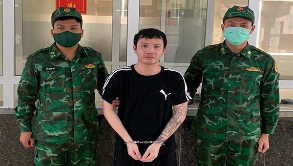 Đối tượng Lê Văn Tiến bị lực lượng BĐBP cửa khẩu quốc tế Tà Lùng bắt giữ 