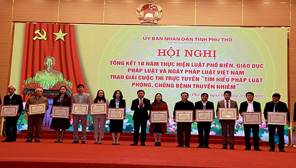 Công bố Quyết định khen thưởng và trao thưởng cho các tập thể cá nhân trong 10 năm thực hiện PBGDPL và ngày Pháp Luật Việt Nam