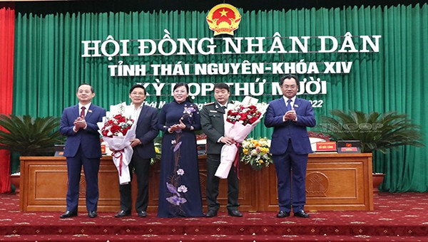 Thường trực Tỉnh uỷ Thái Nguyên tặng hoa chúc mừng 2 đồng chí được bầu vào chức danh Ủy viên UBND tỉnh Thái Nguyên khóa XIV, nhiệm kỳ 2021 – 2026