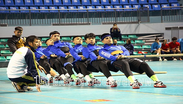 Đội tuyển Thái Nguyên thi đấu trận chung kết kéo co hạng cân 520kg với Đội tuyển Lạng Sơn. (Ảnh: Báo Thái Nguyên)
