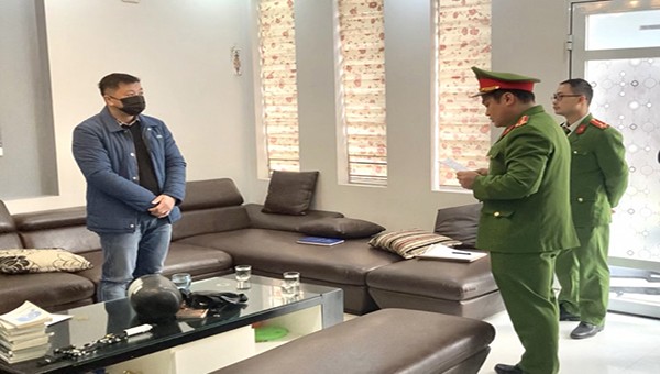 Phòng Cảnh sát kinh tế Công an tỉnh Cao Bằng đã thi hành Lệnh bắt bị can để tạm giam ông Trần Triều Dương, Phó Giám đốc Văn phòng đăng ký đất đai tỉnh Cao Bằng.