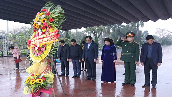 Đoàn đại biểu tỉnh Thái Nguyên dành một phút mặc niệm cho những người chiến sĩ, anh hùng đã hy sinh tại Nghĩa trang Liệt sĩ Quốc gia Trường Sơn 