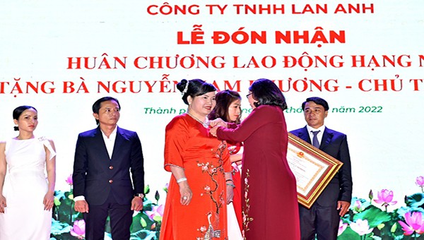 Bà Nguyễn Nam Phương, Chủ tịch HĐTV Công ty TNHH Lan Anh nhận Huân chương Lao động hạng Nhì.