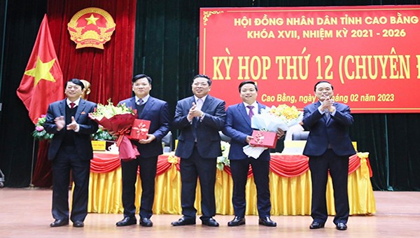 Các lãnh đạo tỉnh Cao Bằng chúc mừng ông Trịnh Trường Huy và ông Lê Hải Hòa