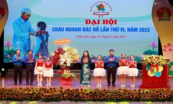 Lãnh đạo Vĩnh Phúc tặng hoa chúc mừng Đại hội (Ảnh: Lê Trang)