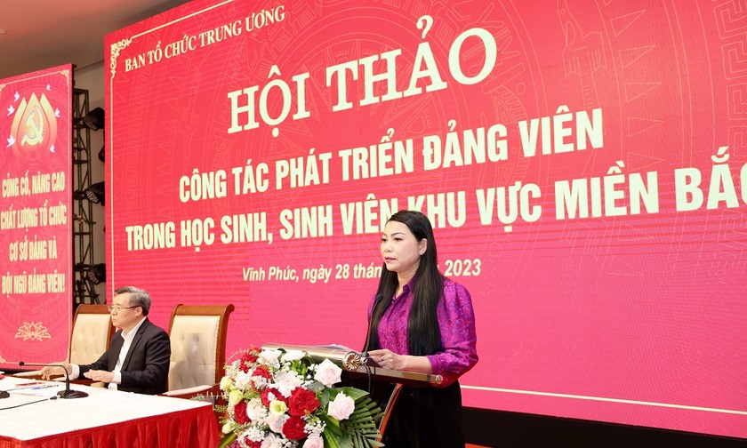 Bà Hoàng Thị Thúy Lan, Bí thư Tỉnh ủy, Chủ tịch Hội đồng nhân dân, Trưởng Đoàn Đại biểu Quốc hội tỉnh Vĩnh Phúc chủ trì hội thảo (Ảnh: Lê Trang)