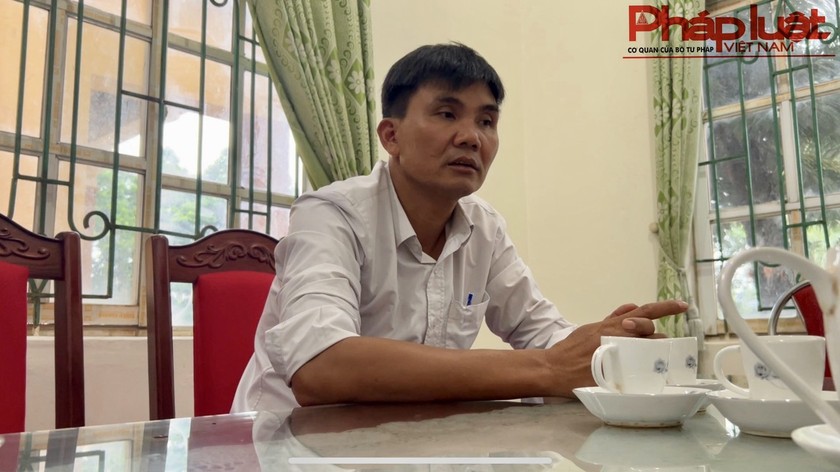 Cán bộ địa chính xã Tiên Du trả lời phỏng vấn (Ảnh: Nhóm PV)